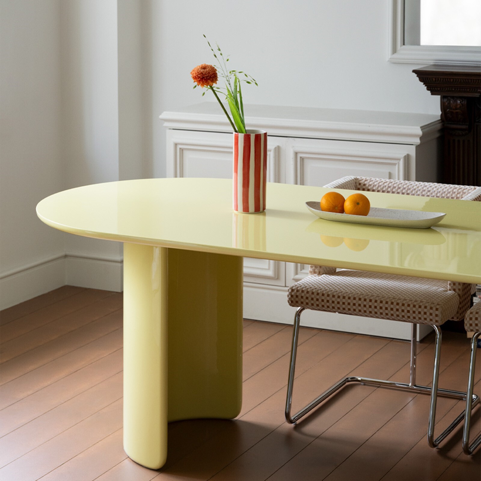 COLOR ROUND DINING TABLE